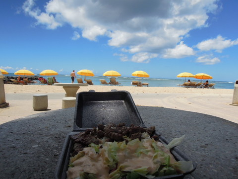 ハワイのビーチでステーキプレートランチ（NikonP300で撮影）