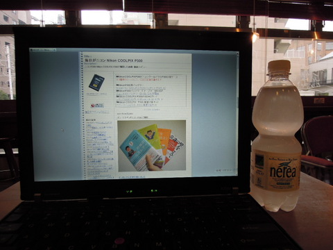 寒いカフェでThnikPadと水をニコンP300で撮影した画像