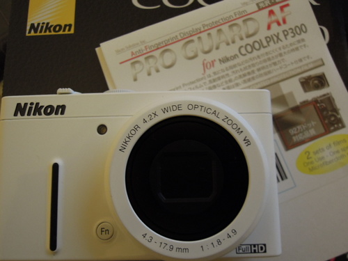 Nikon COOLPIX P310 ホワイトに液晶保護フィルムを貼る